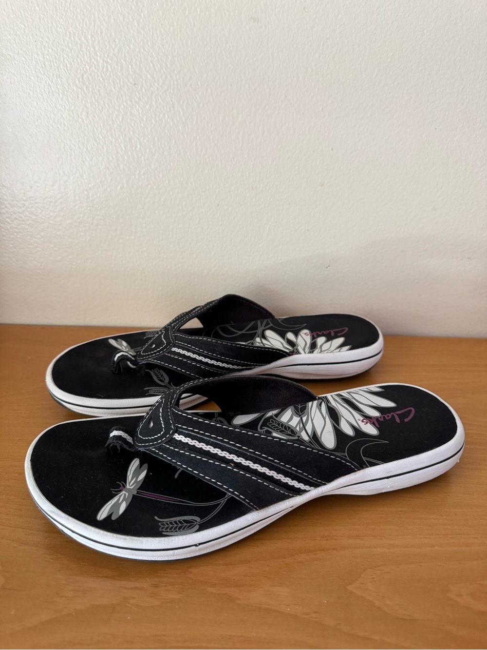 Clarks Black Thong Sandals - Size 7